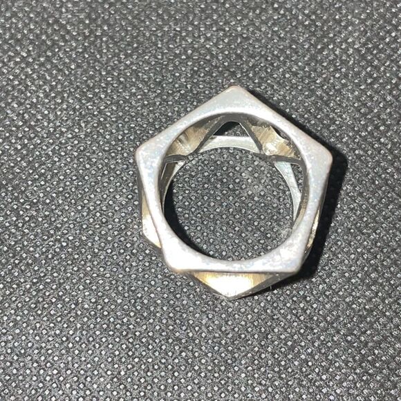 Large metal ring with a triangle pattern - Picture 3 of 5